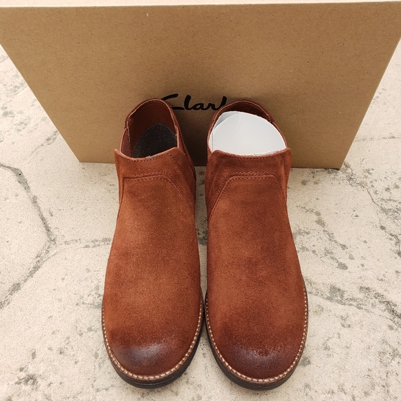 Clarks Womens Demi Beat Tan Suede Pull On Ankle Chelsea Boots Shoes NWT - Picture 3 of 10